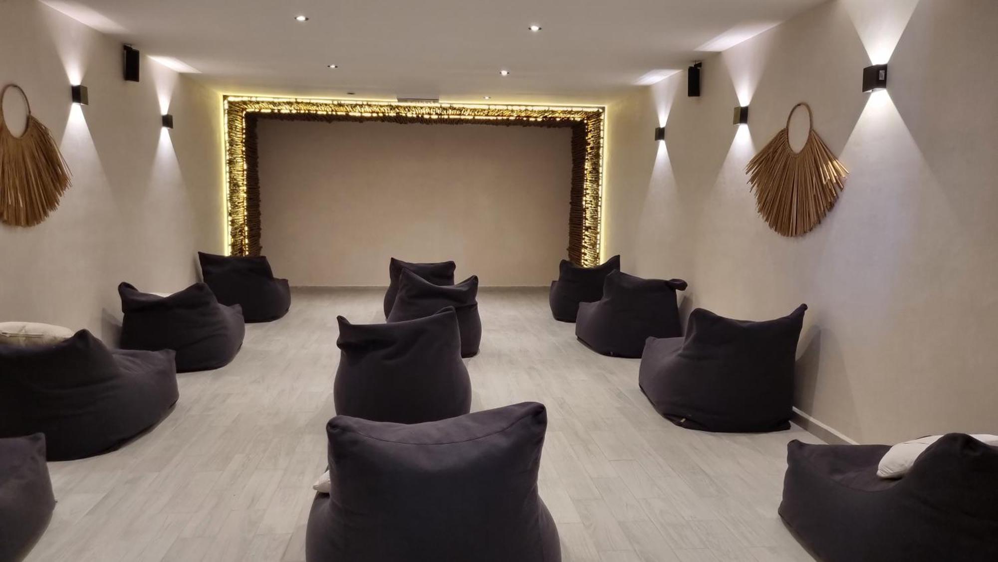 Retreat With Private Patio Tub & 2 Free Bikes *