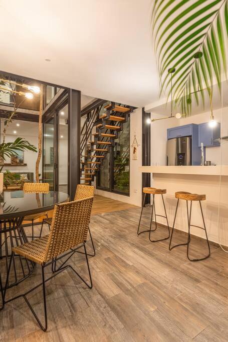 Сasa de vacaciones Chic Townhouse With Private Pool And Rooftop View