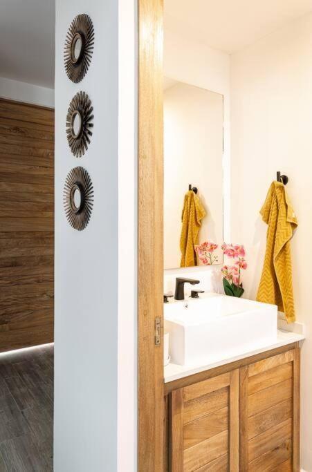 Сasa de vacaciones Chic Townhouse With Private Pool And Rooftop View