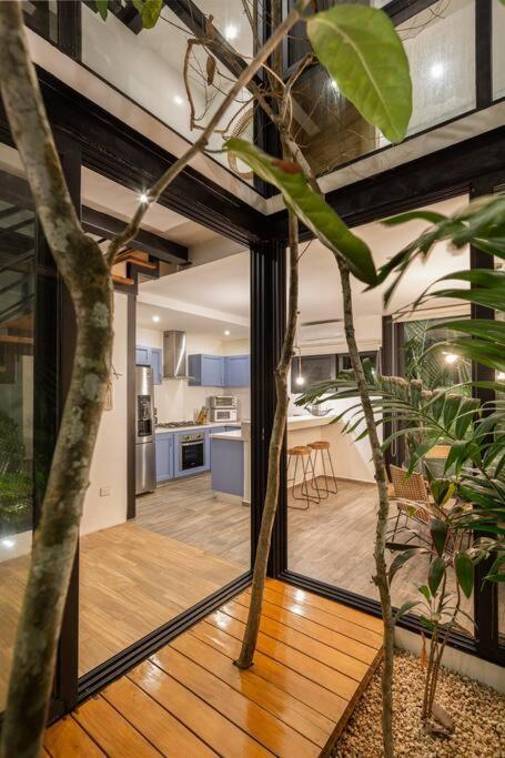 Сasa de vacaciones Chic Townhouse With Private Pool And Rooftop View