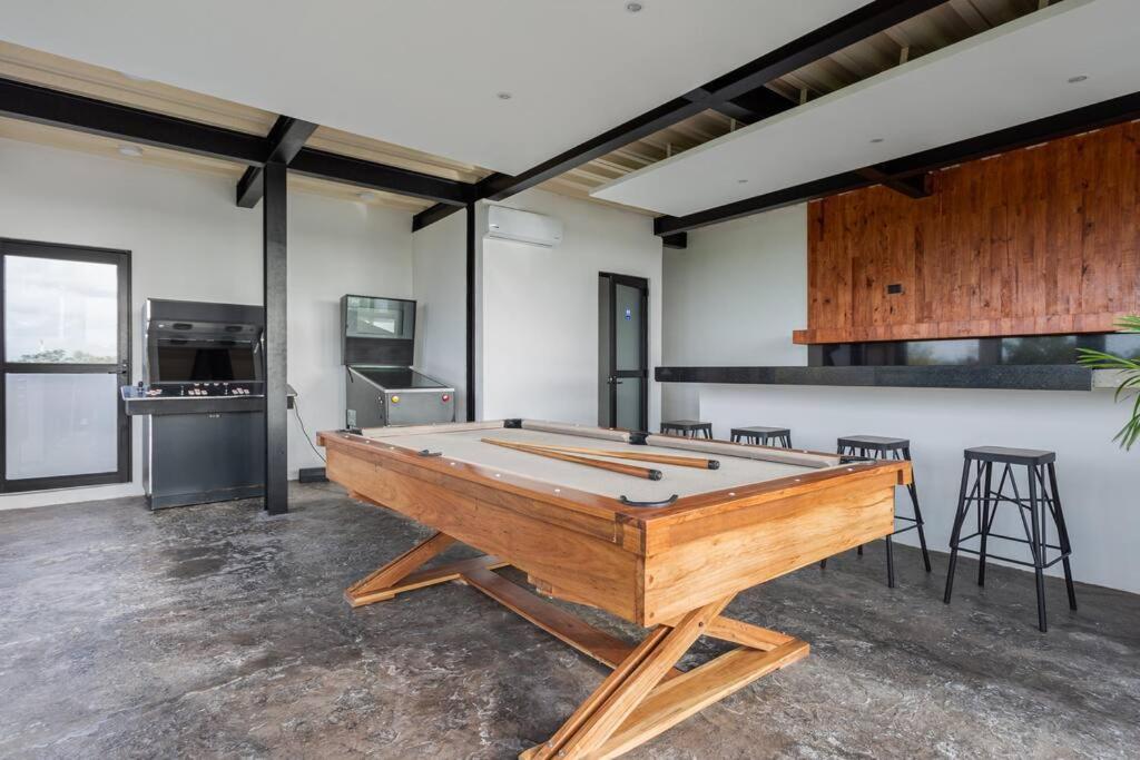 Сasa de vacaciones Chic Townhouse With Private Pool And Rooftop View