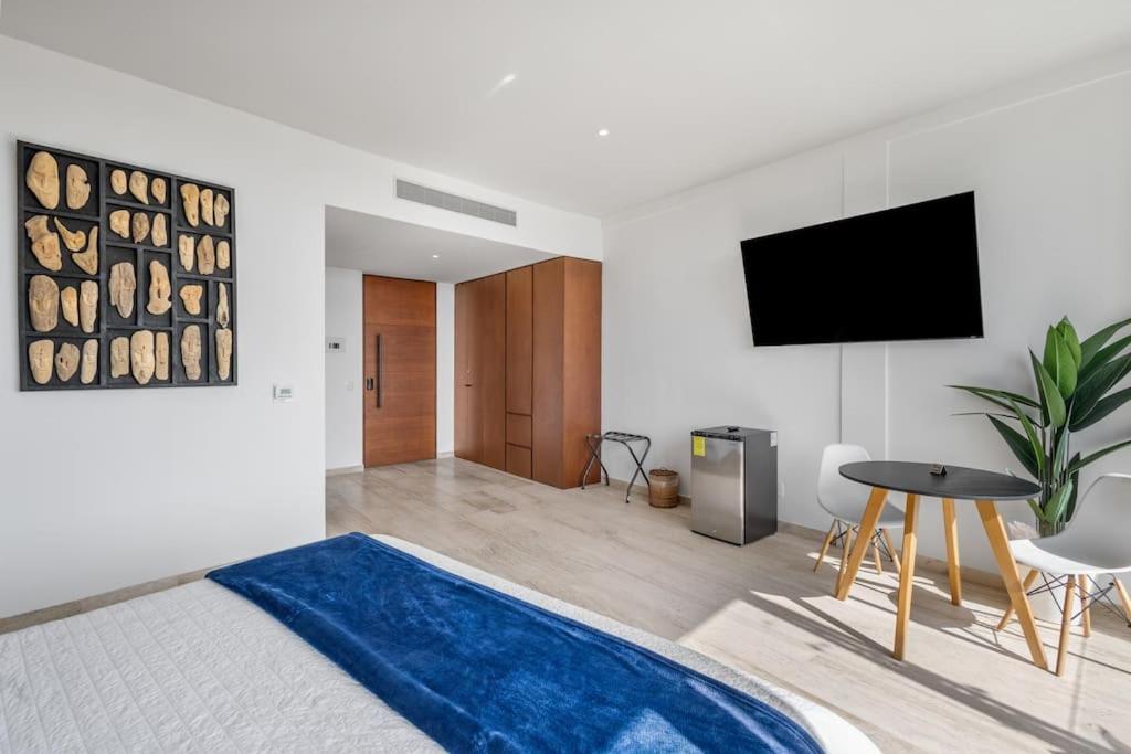 Lux Private Rooftop Pool With World Class Amenities *