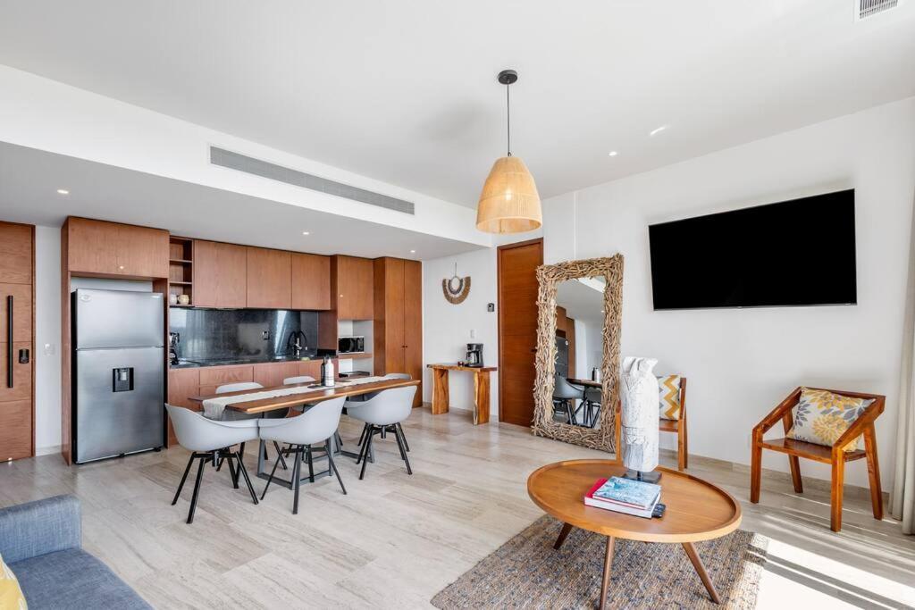Lux Private Rooftop Pool With World Class Amenities