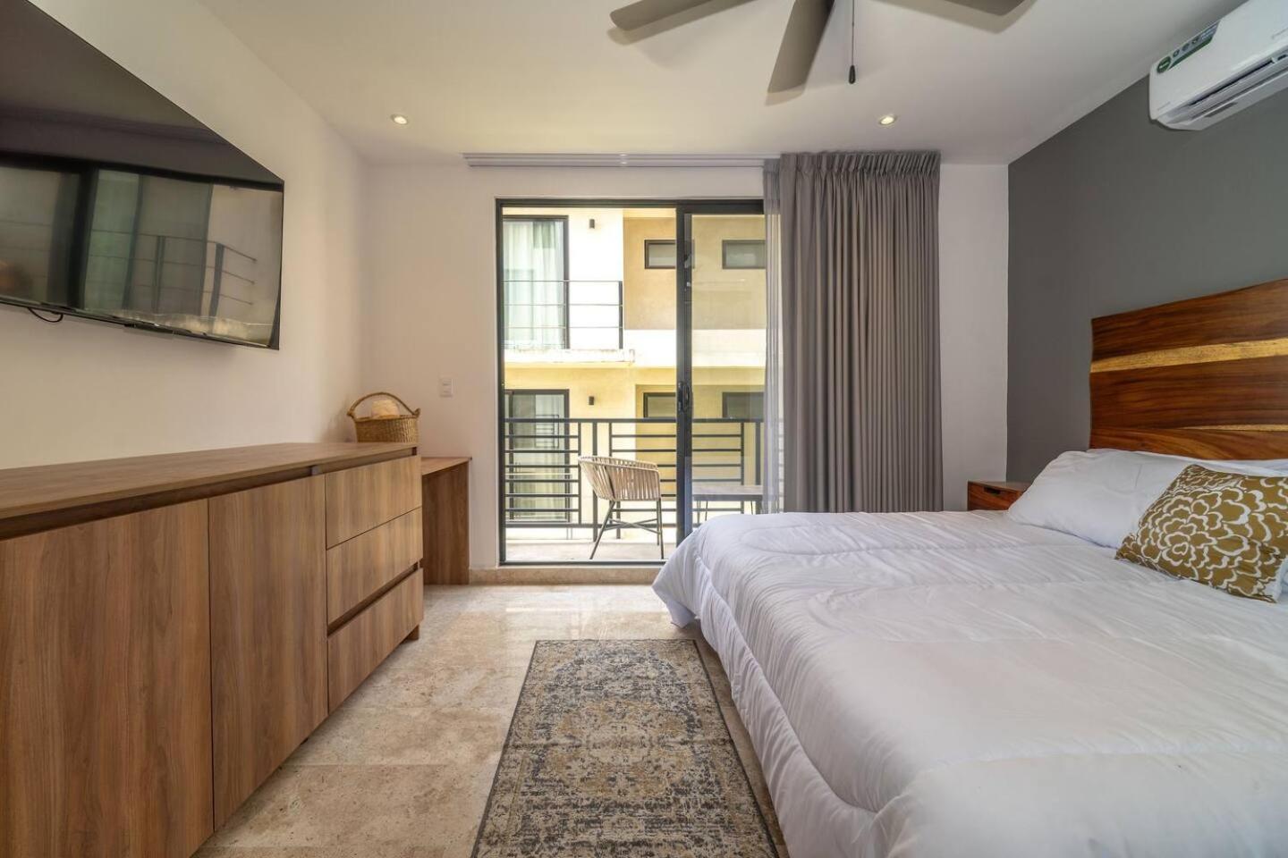 King With Balcony, Gym And Rooftop Pool *