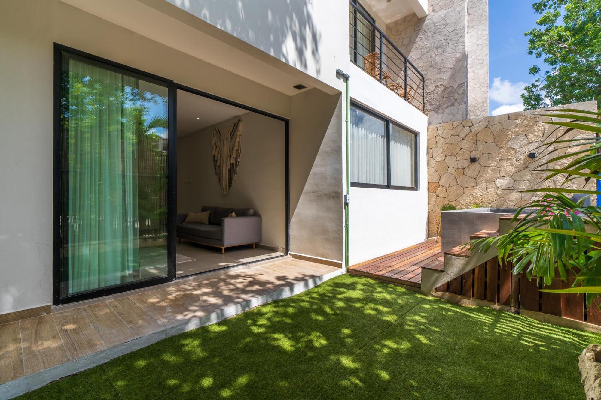 Downtown Penthouse With Private Pool, Rooftop Pool And Gym, Short Distance From Beaches, Restaurants & Nightlife