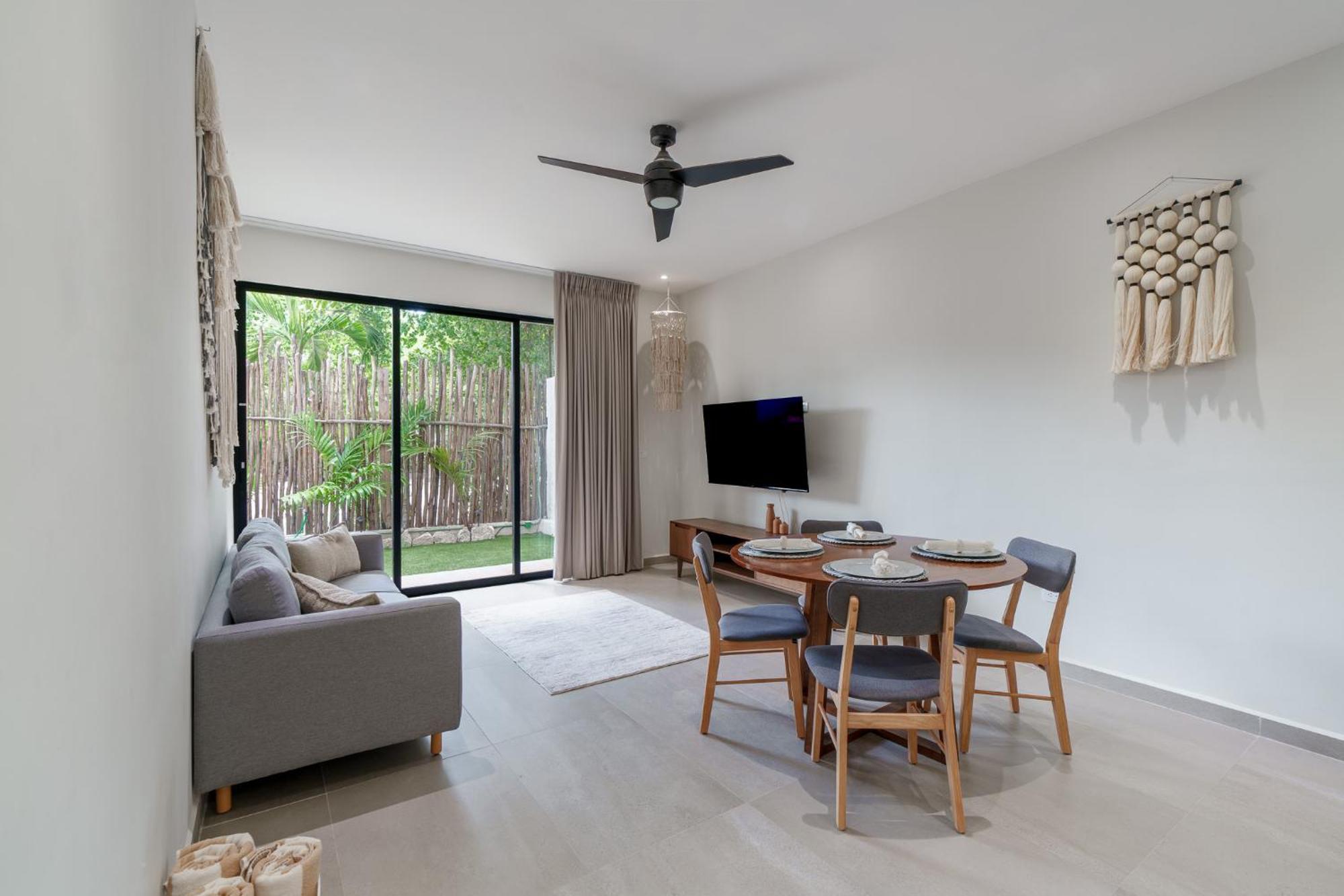 Downtown Penthouse With Private Pool, Rooftop Pool And Gym, Short Distance From Beaches, Restaurants & Nightlife Apartamento