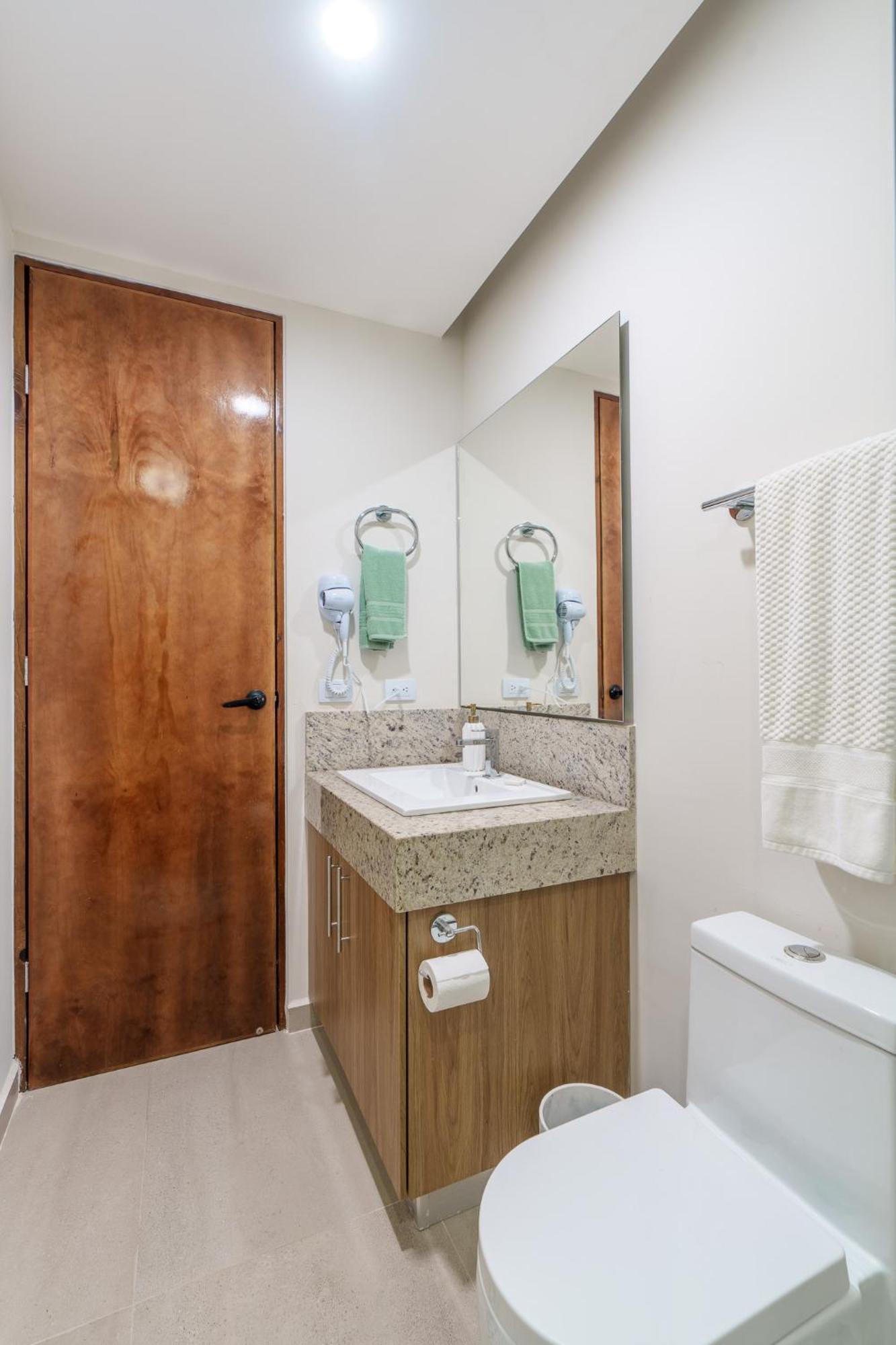 Downtown Penthouse With Private Pool, Rooftop Pool And Gym, Short Distance From Beaches, Restaurants & Nightlife Apartamento