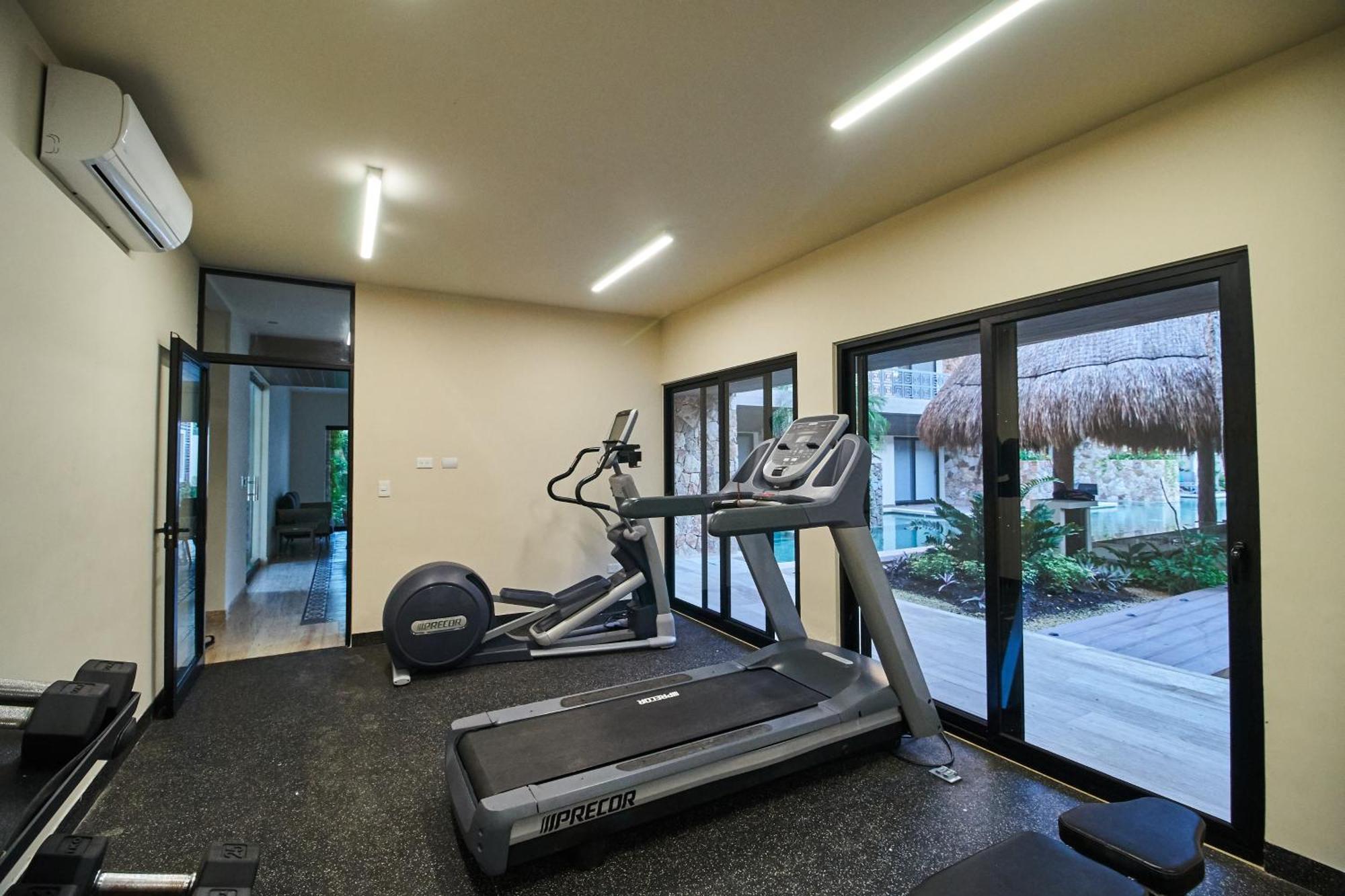 Luxury Poolside Gem With Pool, Jacuzzi & Gym