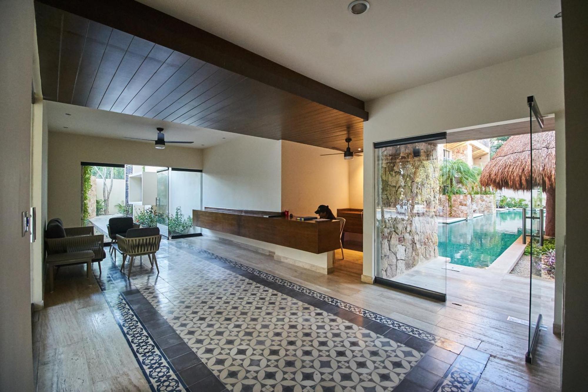 Luxury Poolside Gem With Pool, Jacuzzi & Gym Apartamento