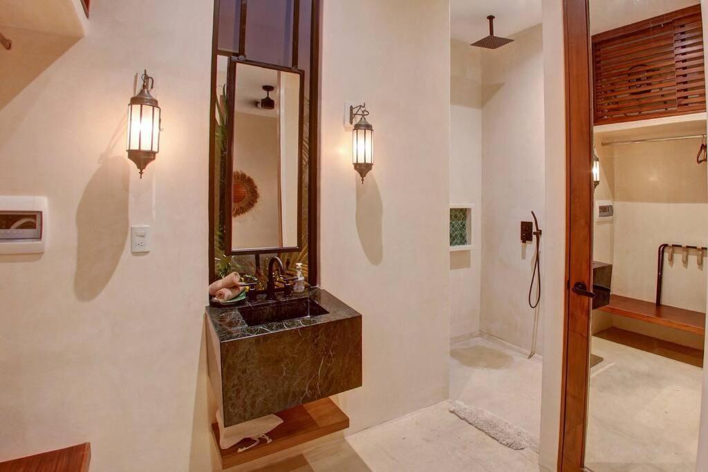 Posh Large Minutes From The Beach *