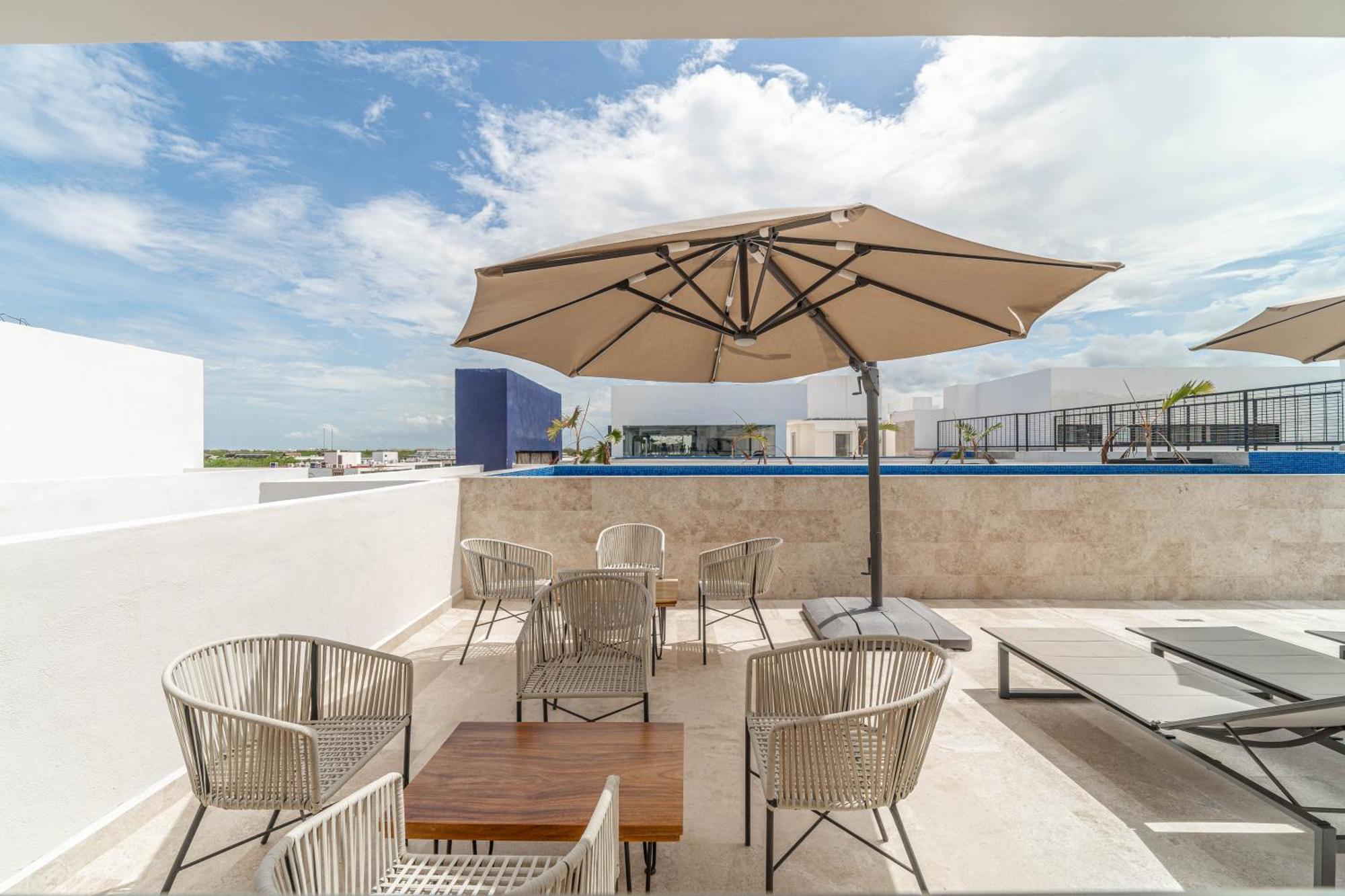 1 Bd With Private Balcony, Rooftop Pool, Gym Сasa de vacaciones *