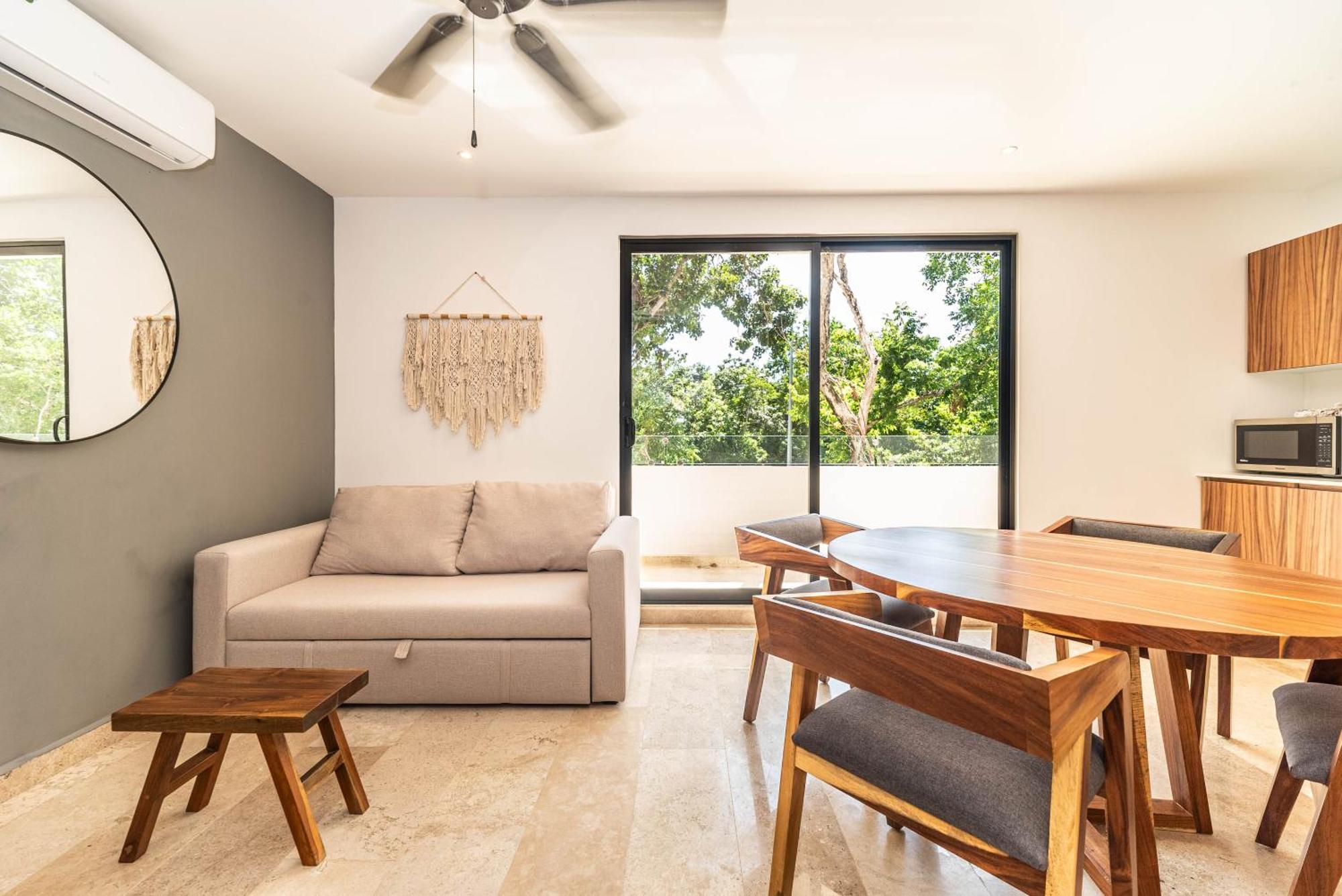 1 Bd With Private Balcony, Rooftop Pool, Gym *