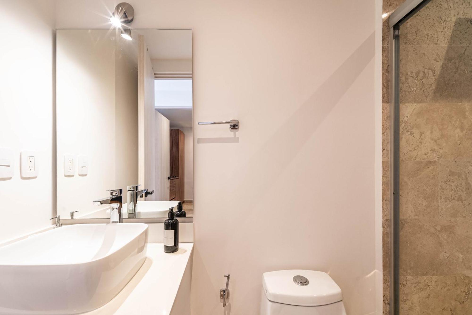 1 Bd With Private Balcony, Rooftop Pool, Gym Сasa de vacaciones