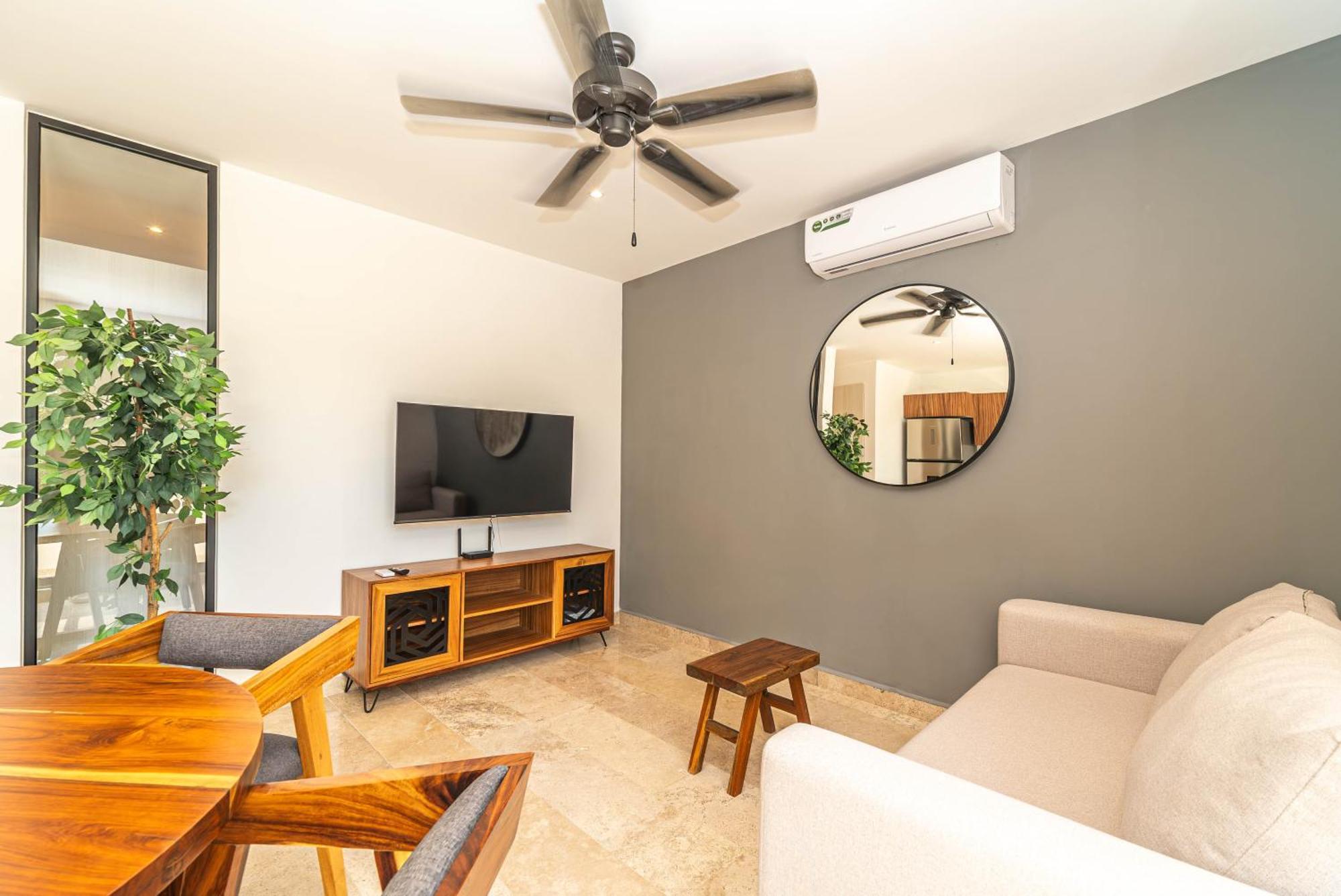1 Bd With Private Balcony, Rooftop Pool, Gym