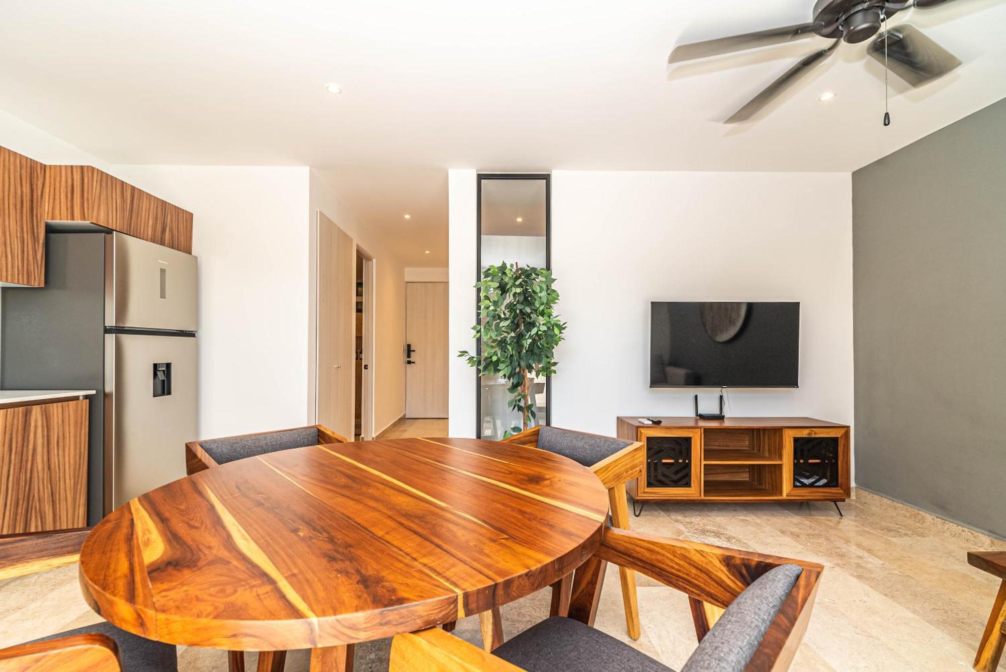 1 Bd With Private Balcony, Rooftop Pool, Gym *