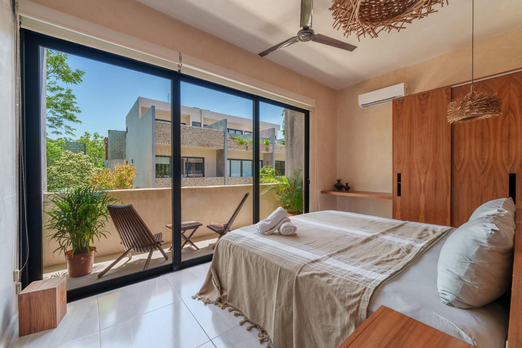 *jungle Ph W/pool, Close To Downtown &