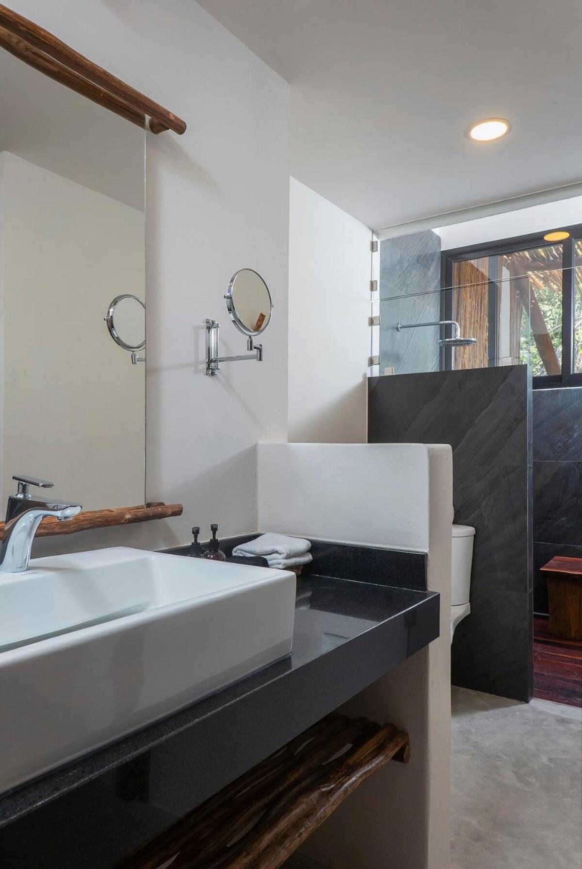 Сasa de vacaciones 4br Jungle With Jacuzzi In Private Gated Community *