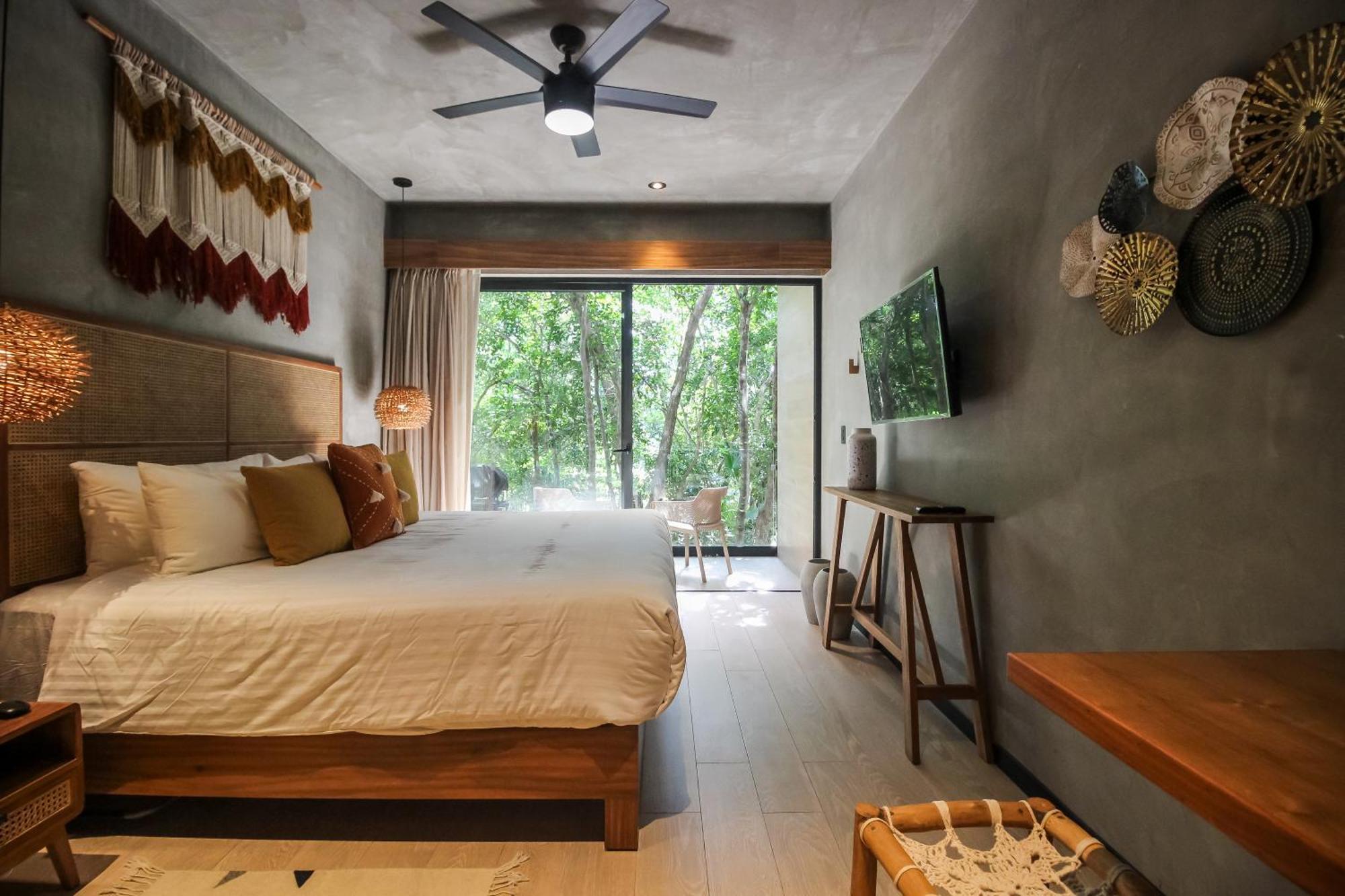 Luxury With Rooftop Pool In Location