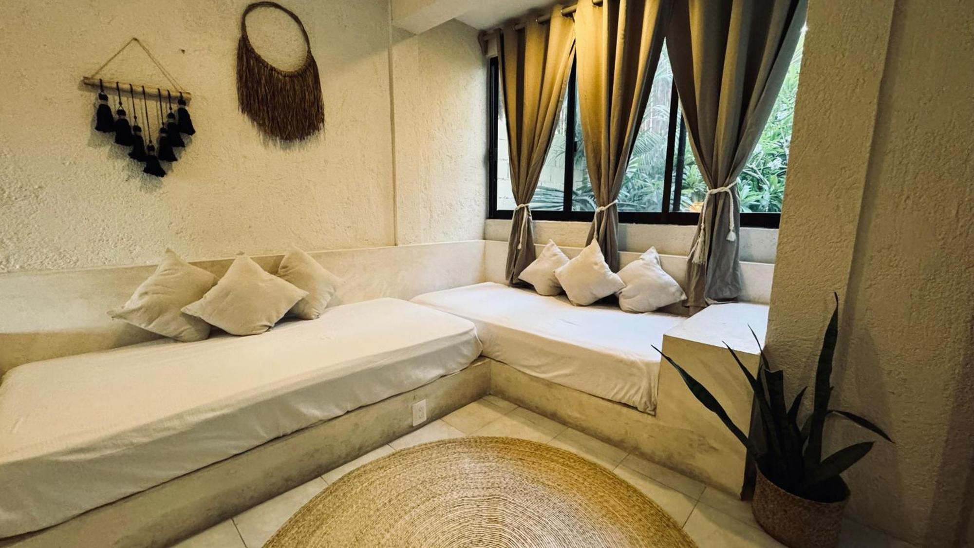 Noah Hotel *