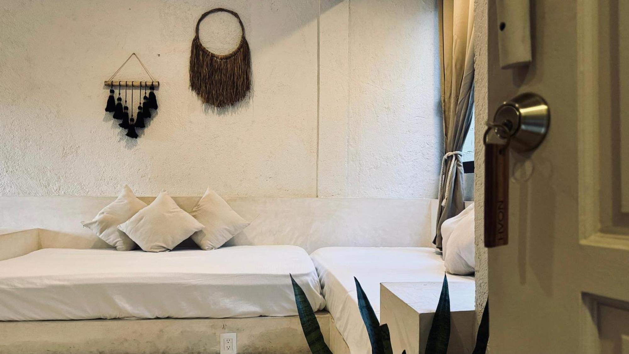 Noah Hotel *