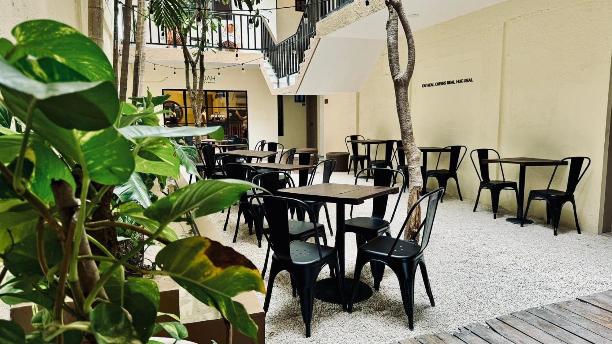 Noah Hotel *