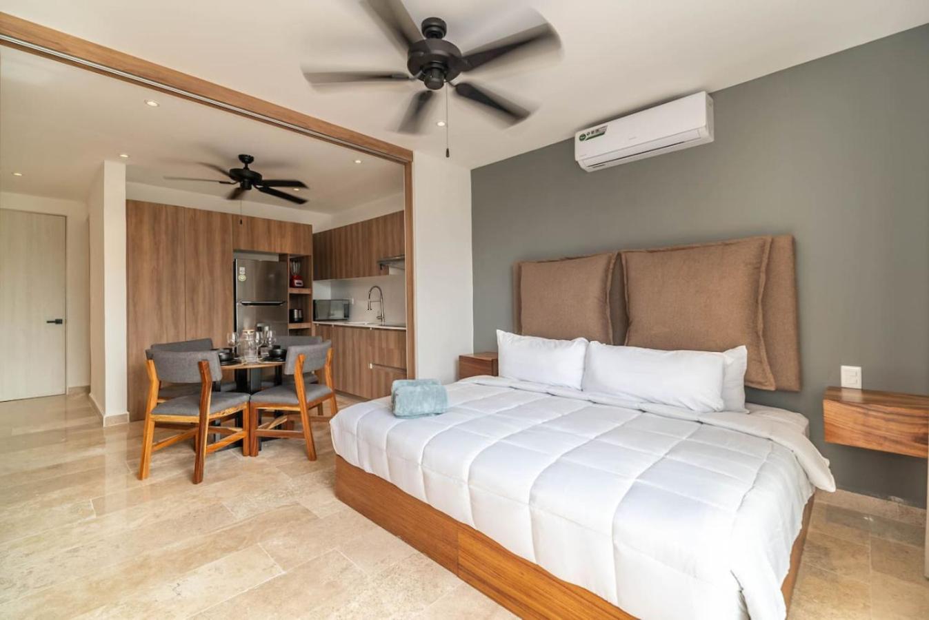 King With Balcony, Rooftop Pool In Trendy Aldea Zama Сasa de vacaciones Tulum