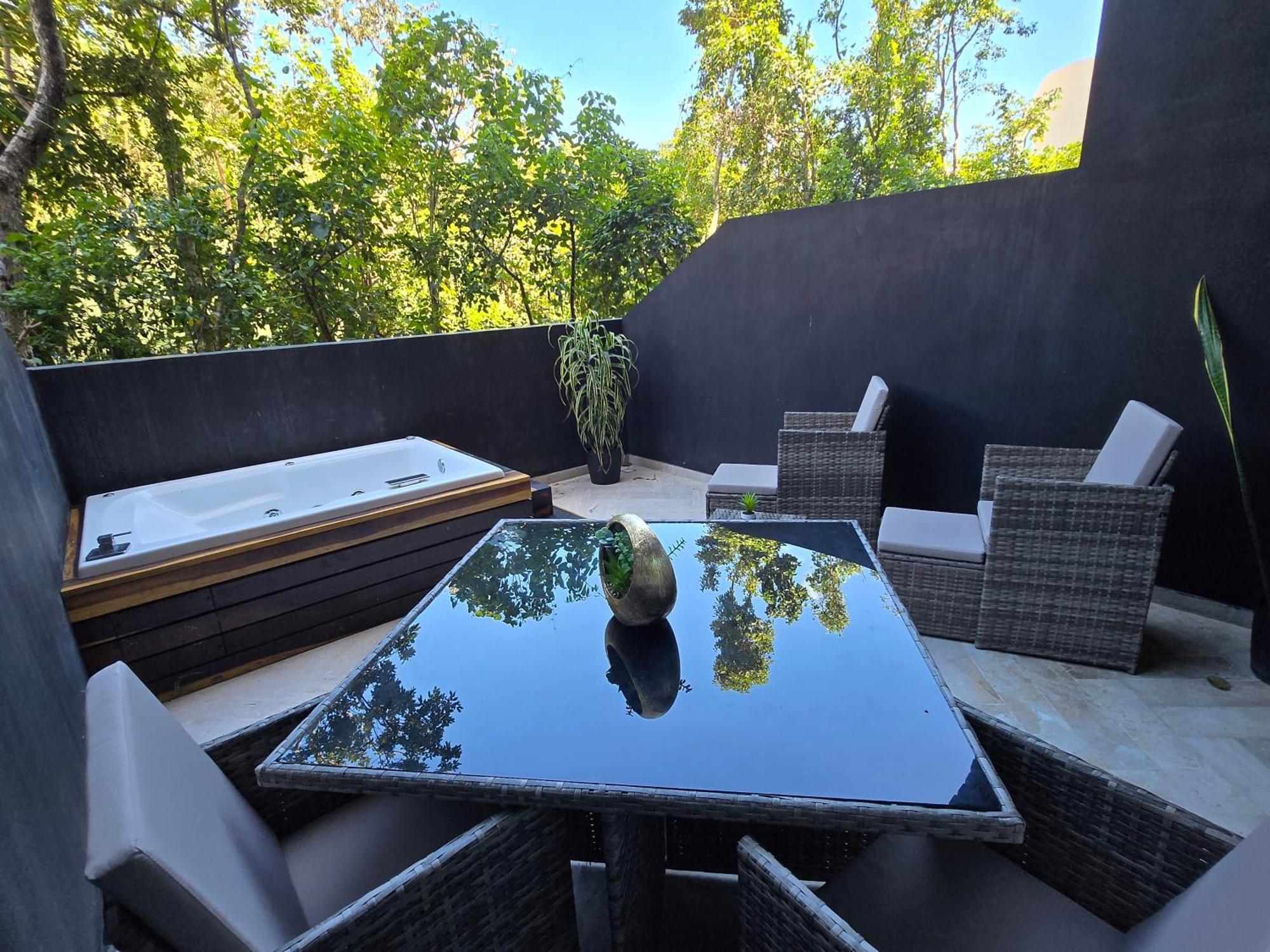 With Private Jacuzzi And Club Apartamento Tulum