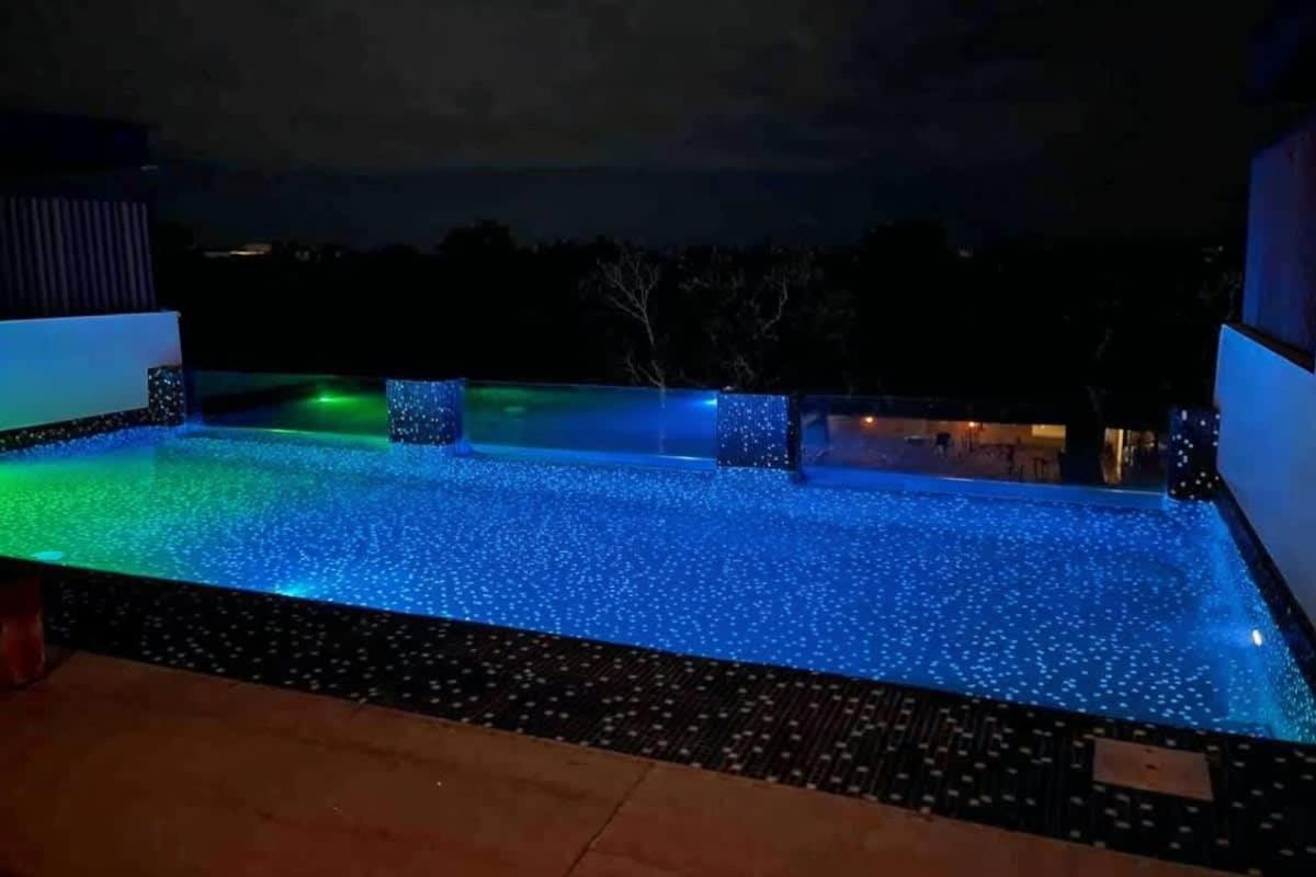 King Bed Cool Pool Hammock Gym Wifi Hyde