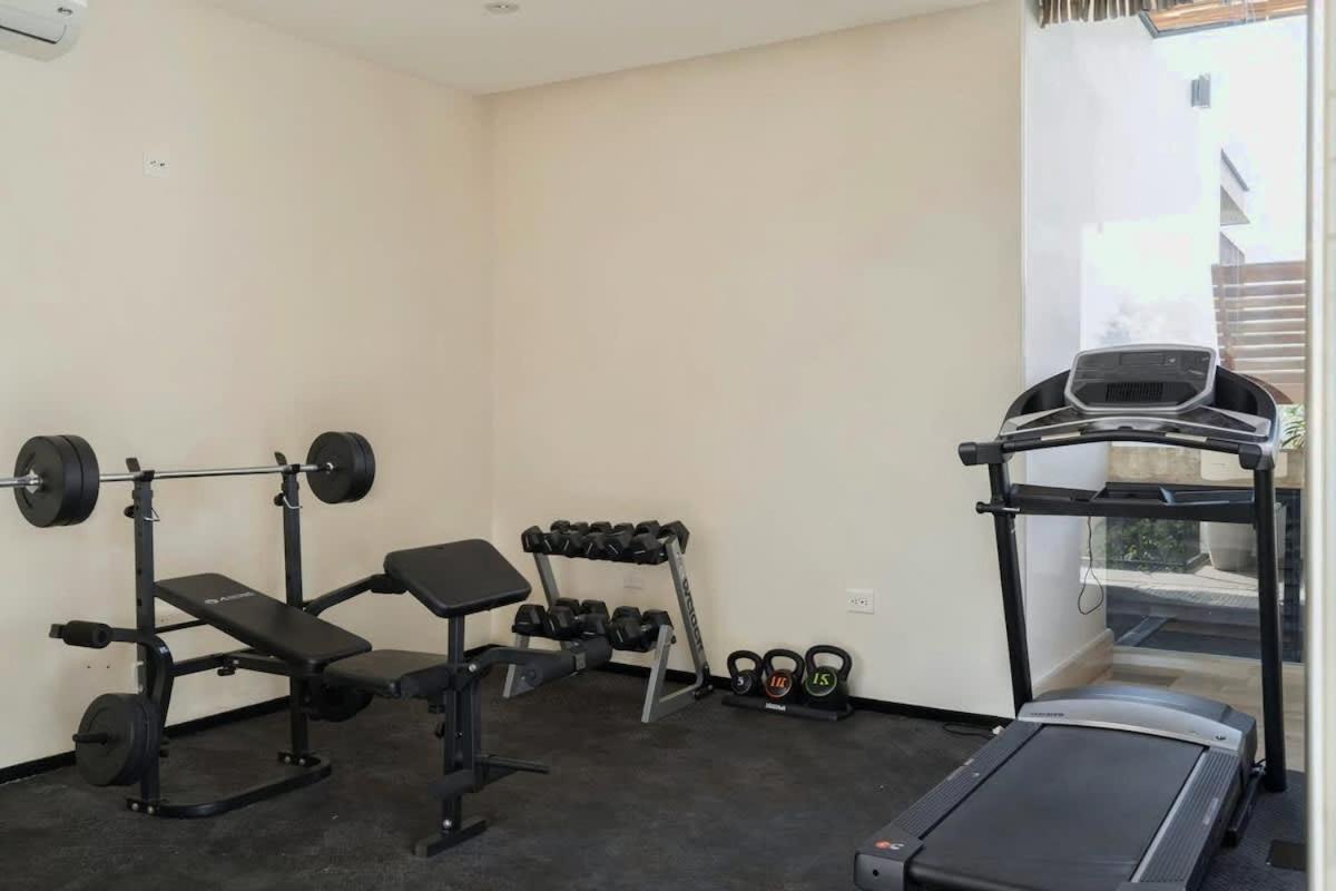 King Bed Cool Pool Hammock Gym Wifi Hyde Apartment *