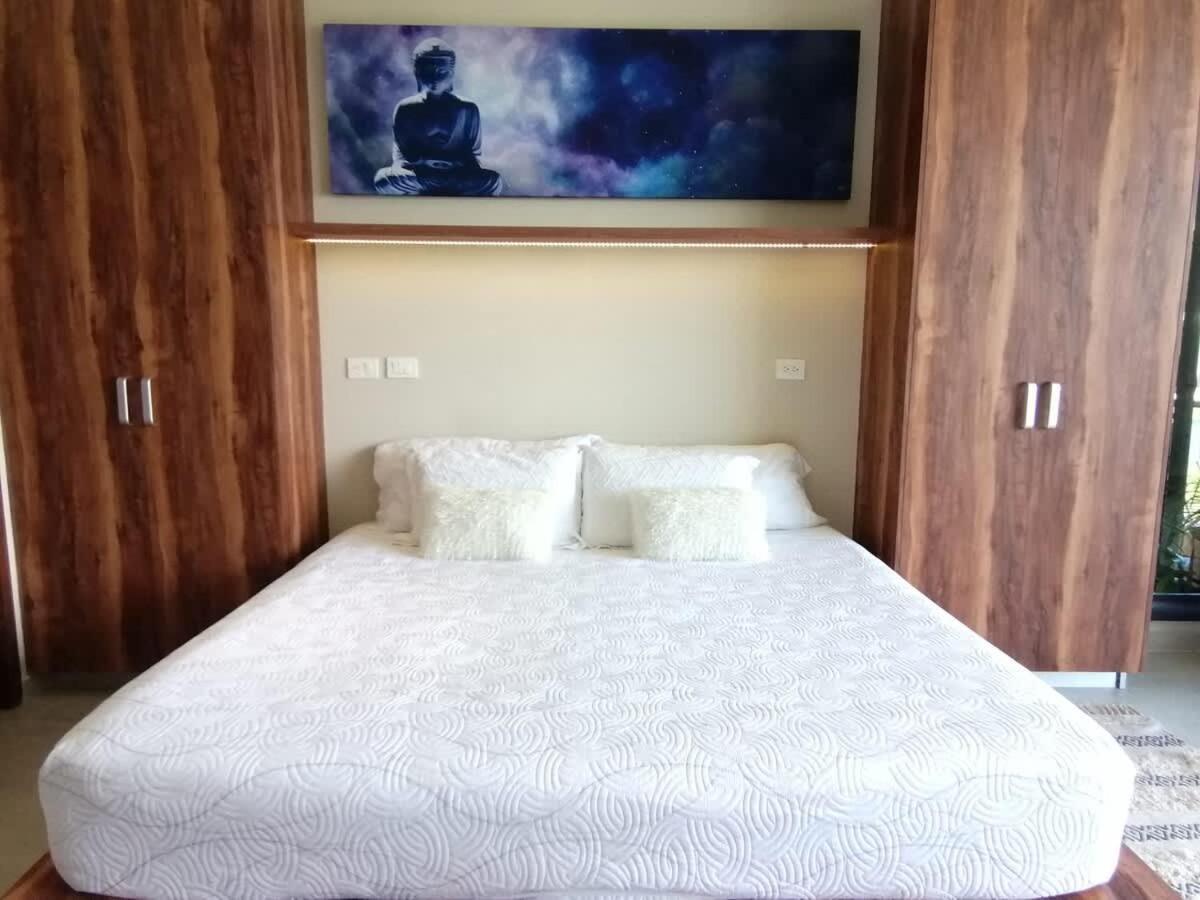 Holiday home Office King Bed With Fast Wifi Gym Yoga Laundry Pools And Lift *