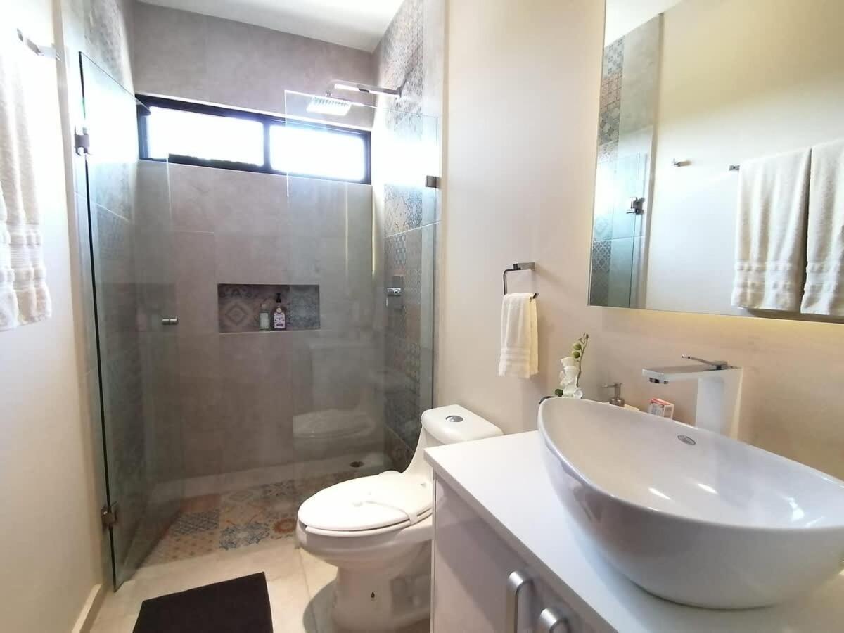 Office King Bed With Fast Wifi Gym Yoga Laundry Pools And Lift Holiday home *
