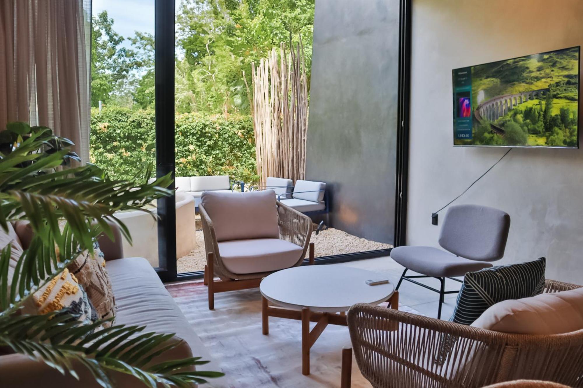 Quiet 4br Townhouse With Private Pool, Roof, Patio *