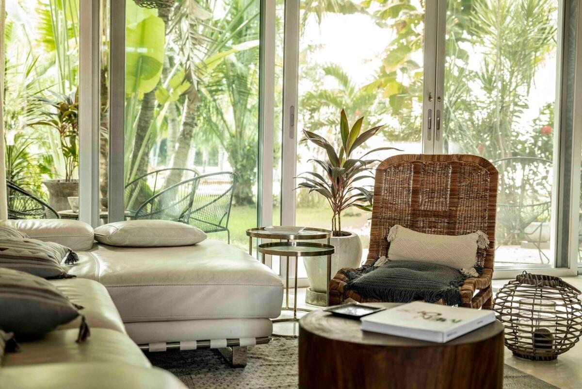 White - Unique Spacious And Club Access