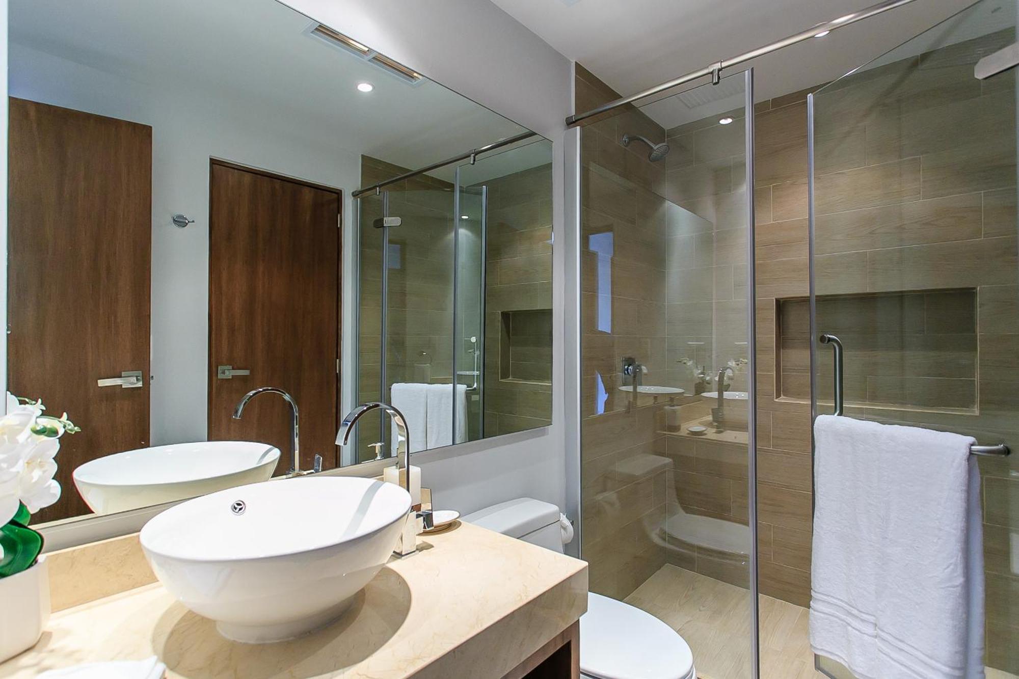 2br 2ba Penthouse With Private Rooftop Terrace *
