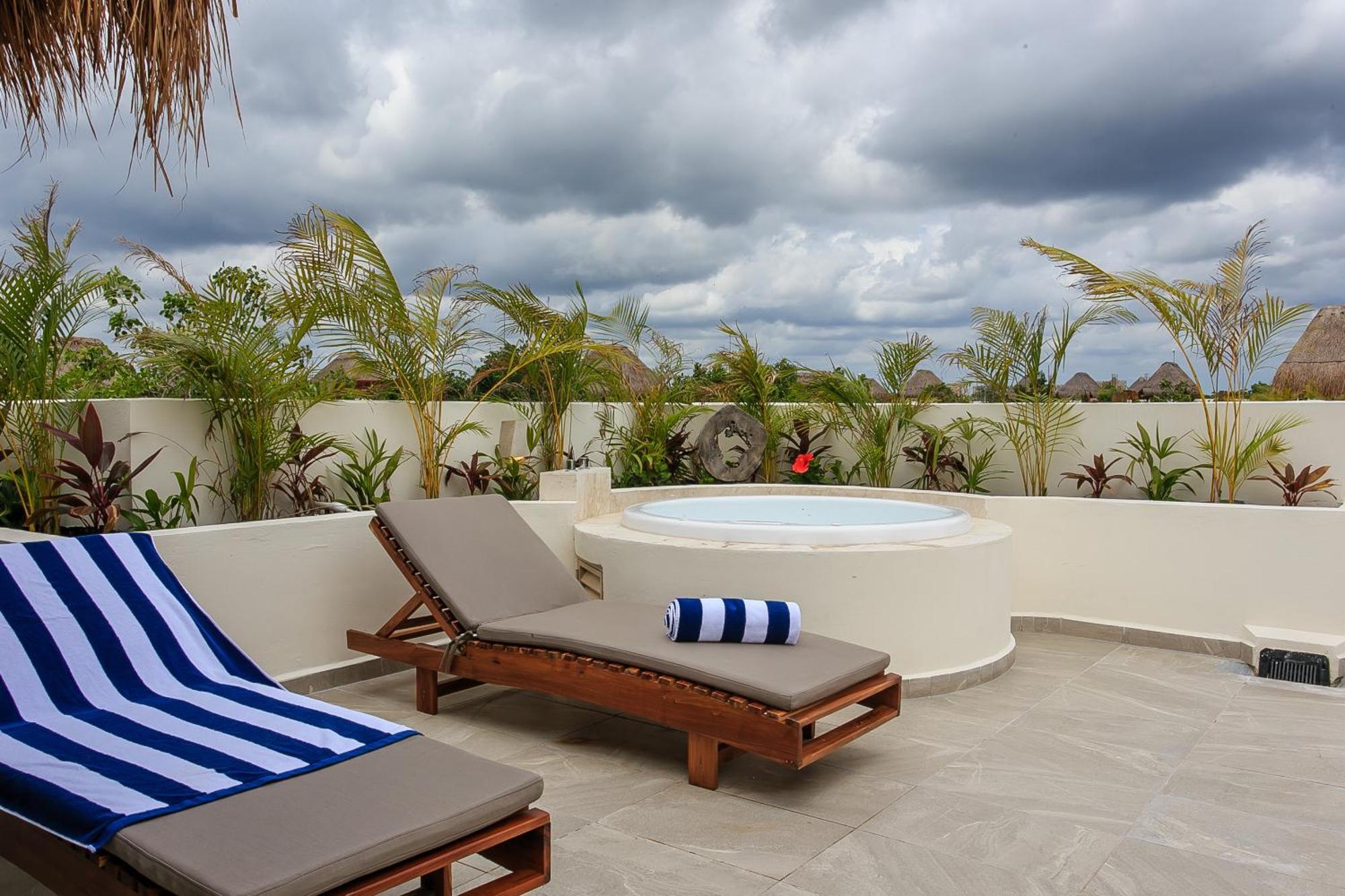 Apartment 2br 2ba Penthouse With Private Rooftop Terrace *
