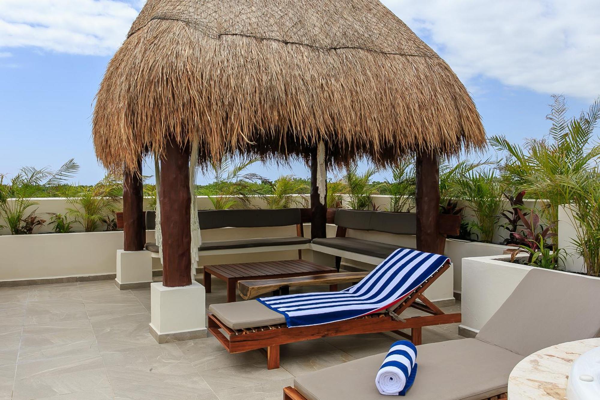 Apartment 2br 2ba Penthouse With Private Rooftop Terrace