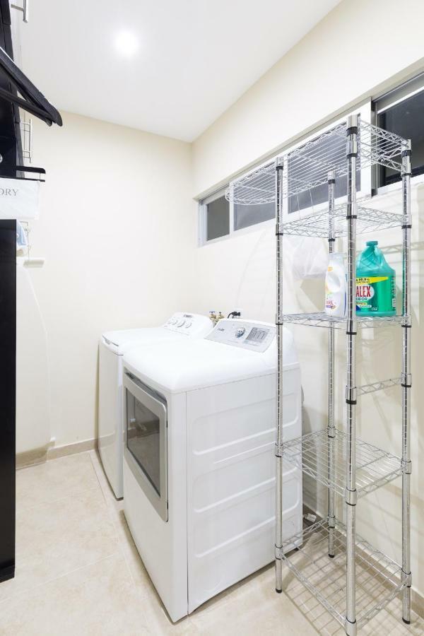 Private Modern Villa-pool Beds-ac-internet-parking-grill Сasa de vacaciones *