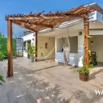 Spacious 1 Bedroom With Great Location & Rooftop Pool By Waves Management