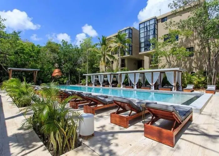 Luxurious Oasis Jacuzzi With Art Gallery And Pool