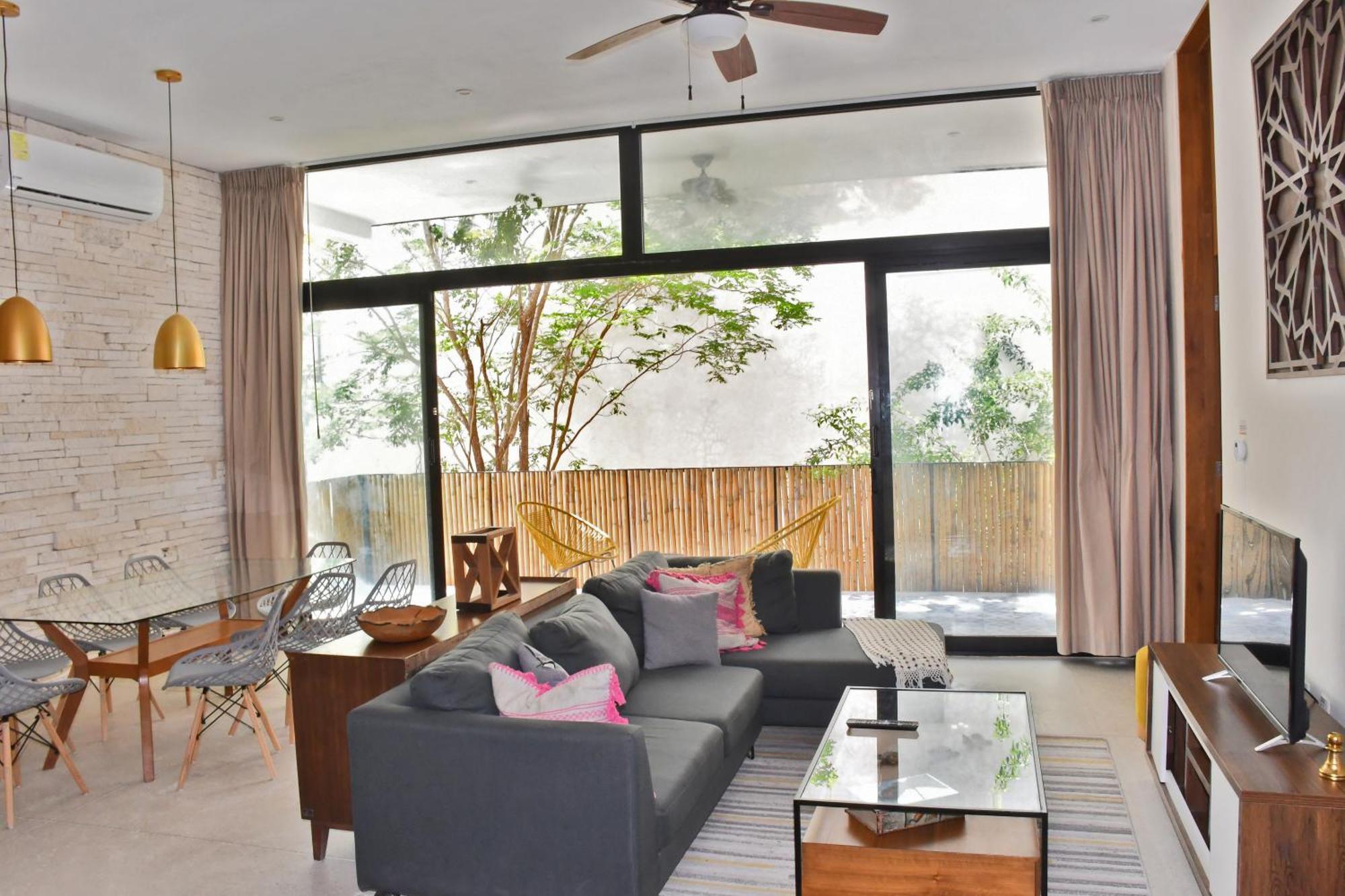 Manor By The Spot Apartment *