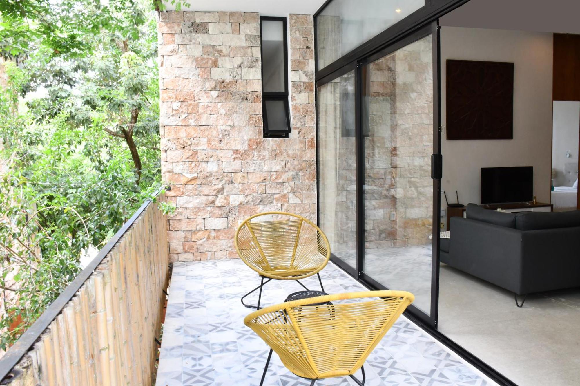 Manor By The Spot Apartment