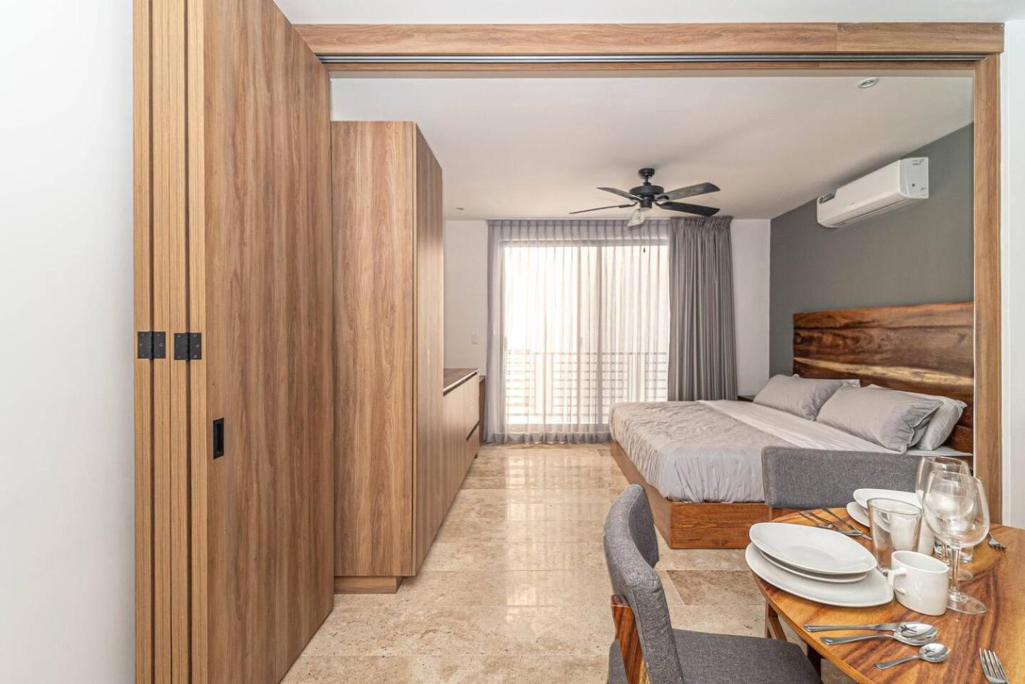King With Private Balcony, Rooftop Pool, Gym *