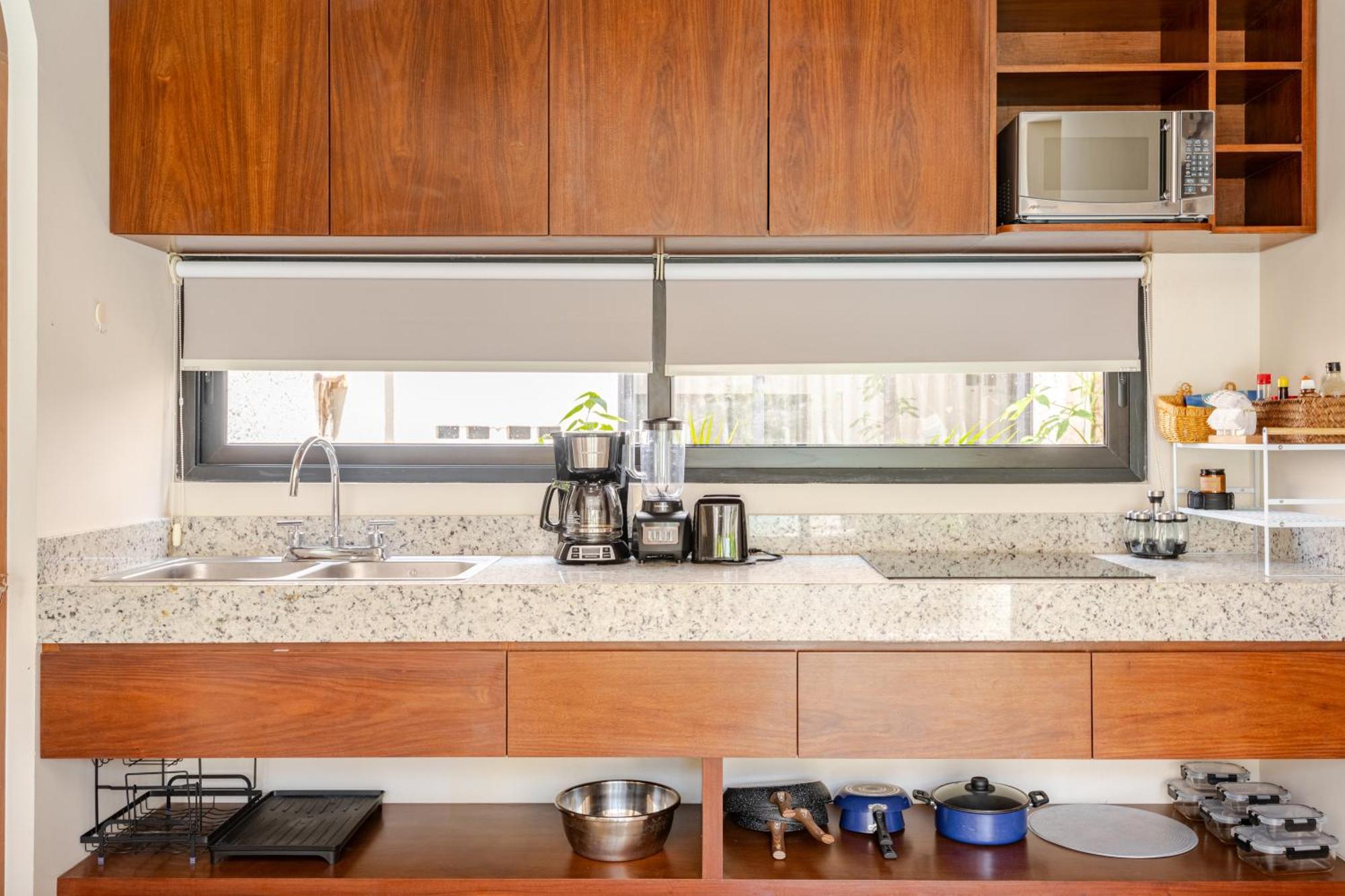 Ocean Breeze - A Few Steps From The Beach!