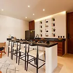Luxe Jungle Apt 10Min To Beach Hot Tub King