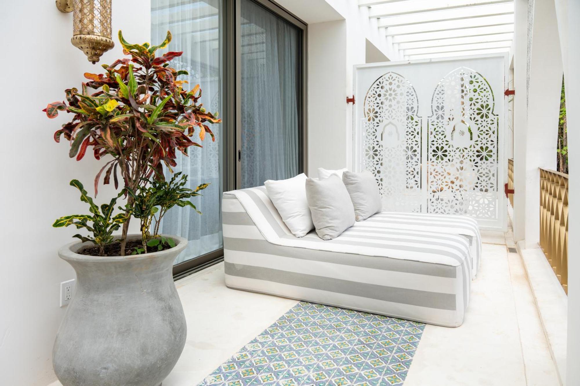 Sana Beachfront Boutique Hotel 5*