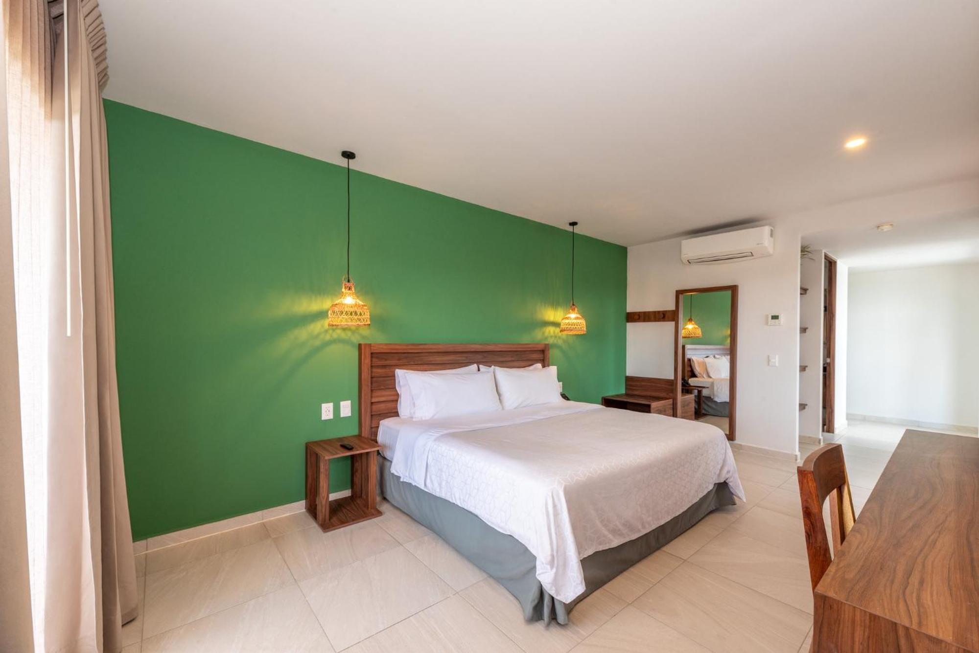By Ihg 4*