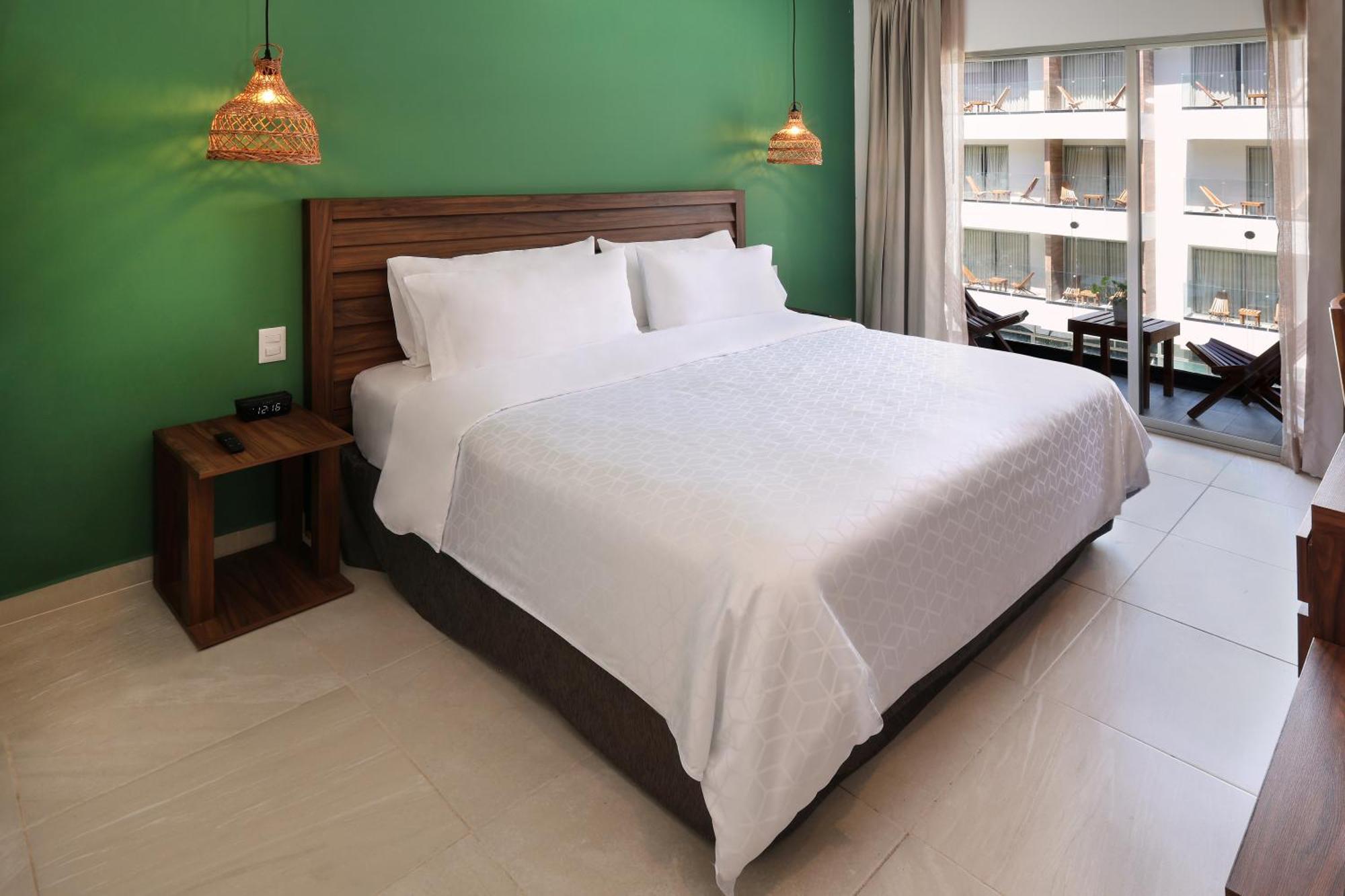 By Ihg 4*