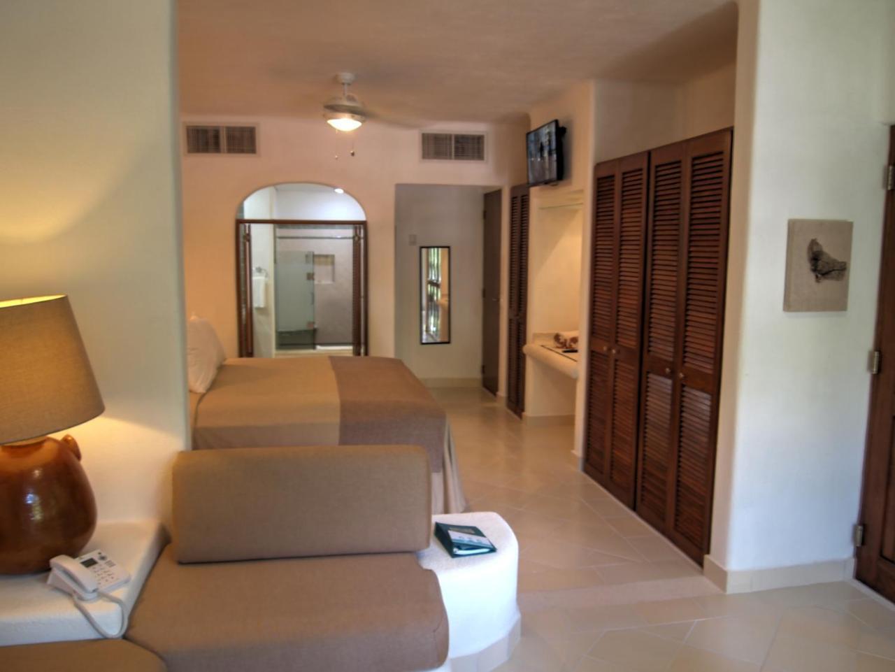 Akumal 108 3 Bedroom Beachfront Second Floor